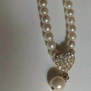 VINTAGE FAUX PEARL NECKLACE WITH CENTER PENDANT FA